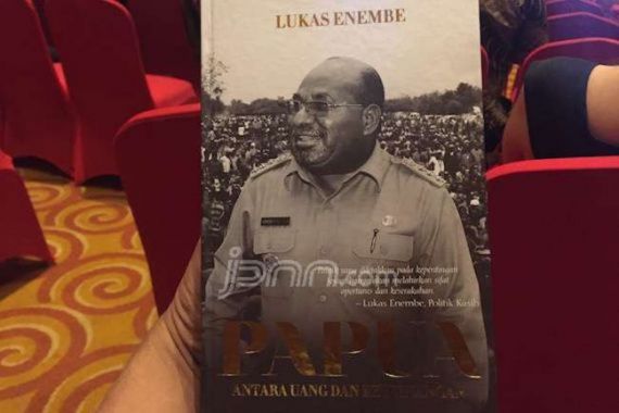 Lukas Enembe Luncurkan Buku 'Papua: Antara Uang dan Kewenangan' - JPNN.COM