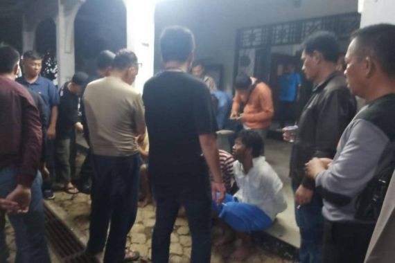 Penangkapan Bandar Narkoba Berlangsung Tegang, Ratusan Warga Melawan Polisi - JPNN.COM