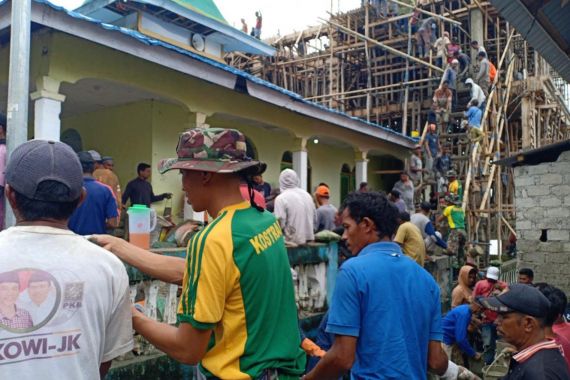 Satgas Yonarmed 1 Kostrad Terjunkan Prajurit untuk Bantu Pembangunan Masjid - JPNN.COM