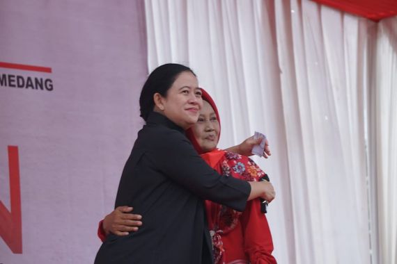 Lihat, Seorang Ibu Memeluk dan Mendoakan Mbak Puan Jadi Presiden - JPNN.COM