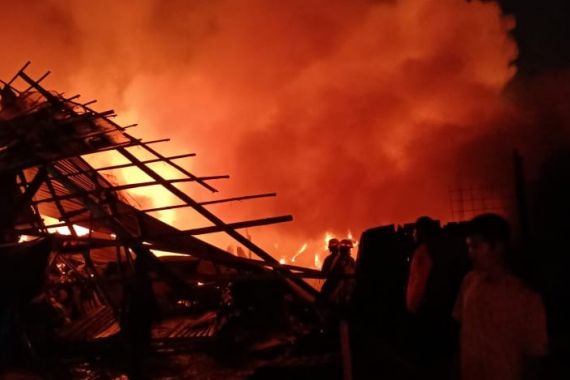 Kebakaran Besar di Tangerang, Petugas Berjuang Selama 3,5 Jam - JPNN.COM