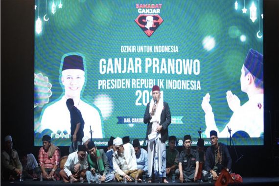 Nama Ganjar Pranowo Disebut Dalam Doa Ribuan Santri Saat Istigasah dan Selawat Akbar - JPNN.COM