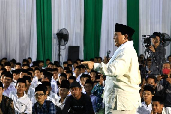 Prabowo Subianto Minta Dimandikan Kiai, Para Santri pun Tertawa - JPNN.COM