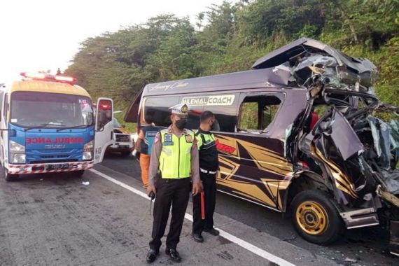 Kecelakaan Minibus dan Truk di Tol Semarang-Solo, 5 Tewas - JPNN.COM