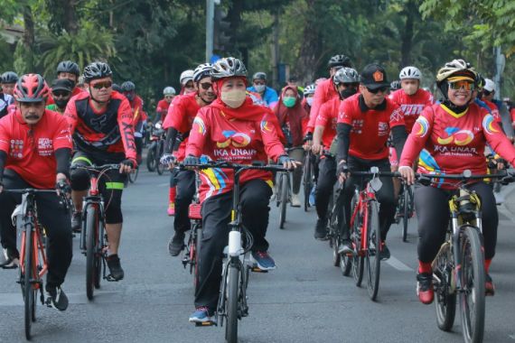 Gubernur Khofifah Gowes Bareng Dokter Jantung  se-Jatim - JPNN.COM