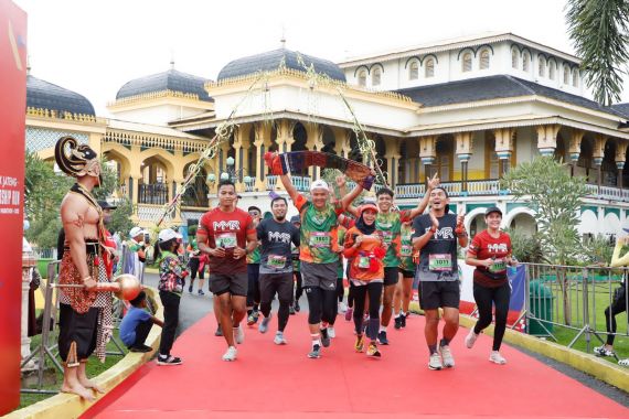 Lihat Senyum Pak Ganjar di Friendship Run Borobudur Marathon 2022 - JPNN.COM