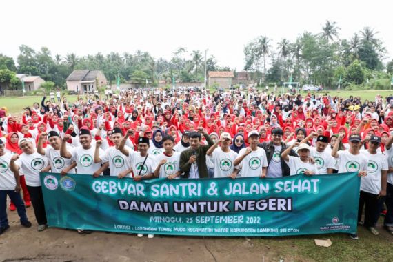 Ribuan Santri & Masyarakat di Kabupaten Lampung Selatan Dukung Ganjar jadi Presiden 2024 - JPNN.COM