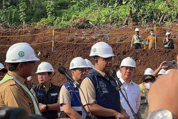 Anies Bangun Sistem Saringan Sampah Badan Air yang Pertama di Indonesia - JPNN.COM