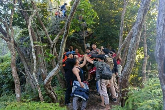Hilang di Bukit Popalia, Mahasiswa Ini Ditemukan di Jurang Sedalam 85 Meter, Begini Kondisinya - JPNN.COM