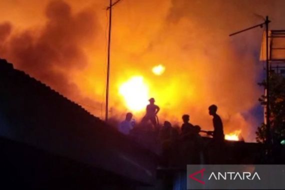 Kebakaran di Makassar, 19 Rumah Hangus - JPNN.COM