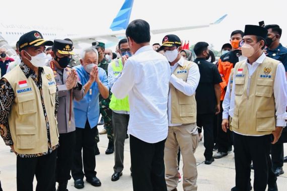 Saat Jokowi Serahkan Bantuan USD 1 Juta, Lihat TW dan Kapolri Sampai Menunduk - JPNN.COM