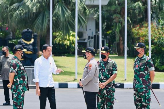 Sebelum Tinggalkan Jakarta, Jokowi Bicara dengan Irjen Fadil, Lihat - JPNN.COM