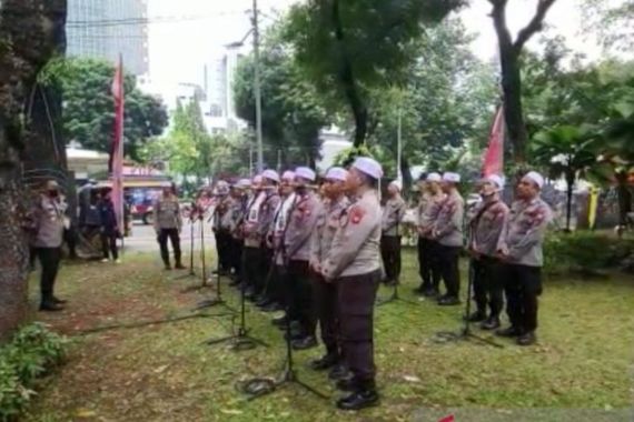 Polda Metro Jaya Kerahkan Polisi Berpeci Putih Untuk Kawal Aksi Demo Hari Ini - JPNN.COM