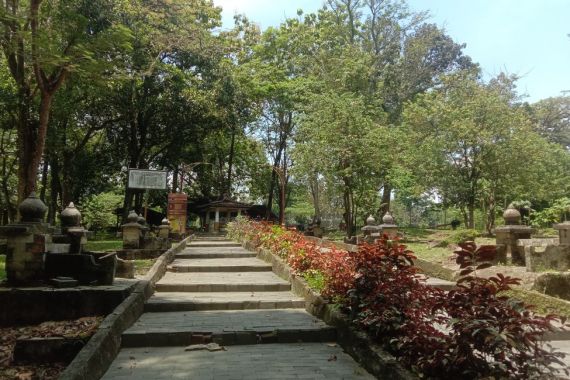 Miris, Peninggalan Kerajaan Sriwijaya di Bukit Siguntang Tak Terawat - JPNN.COM