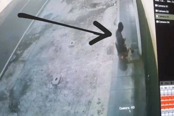 Pria Berambut Gondrong Terekam CCTV, Berbuat Tak Terpuji di Depan Ruko - JPNN.COM