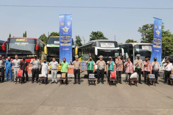 Korlantas Bagikan Ratusan Sembako kepada Sopir Bus - JPNN.COM