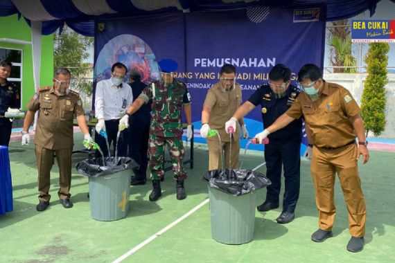 Bea Cukai Hancurkan Jutaan Batang Rokok Ilegal di 2 Daerah - JPNN.COM