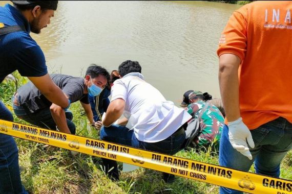 Mayat Pria Ditemukan Mengapung di Sungai Cilemer, Diduga Korban Pembunuhan - JPNN.COM