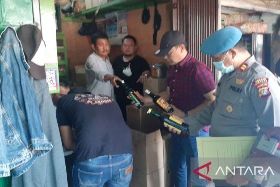 Warung di Terminal Kampung Rambutan Mendadak Digerebek Polisi - JPNN.COM