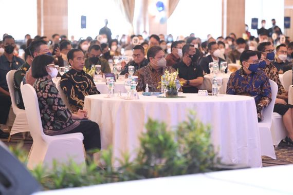 Datang di Acara Bank Asing, Jokowi Didampingi 2 Menteri Ini, Lihat - JPNN.COM