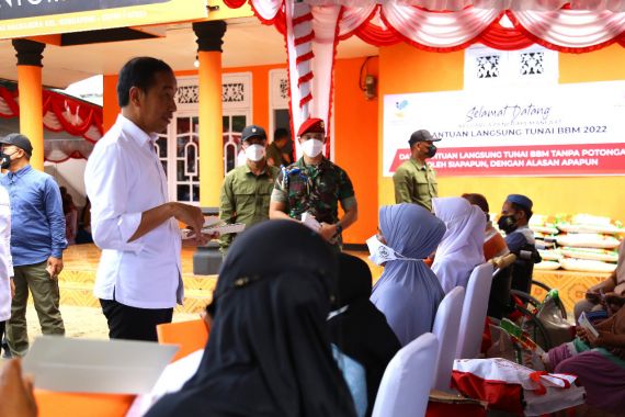 Sambangi Maluku Utara, Jokowi Pastikan Penyaluran BLT BBM di Kawasan Ini Aman - JPNN.COM