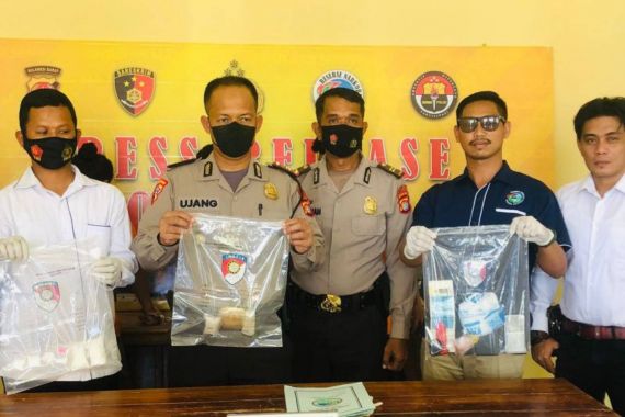 Penampakan Ratusan Gram Sabu-Sabu dari Tangan N Cs - JPNN.COM