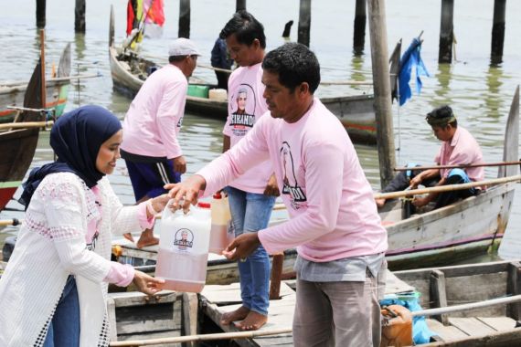 Srikandi Ganjar Bagikan Sembako dan Solar untuk Nelayan di Bagan Deli - JPNN.COM