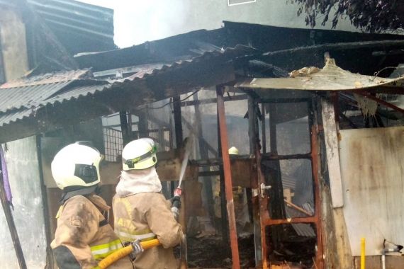 Kebakaran Mes Karyawan di Jakarta Timur, 9 Branwir dan 45 Personel Dikerahkan - JPNN.COM