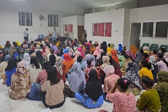 Petugas Gerebek Tempat Penampungan di Bekasi, 161 Pekerja Wanita Ditemukan, Lihat - JPNN.COM