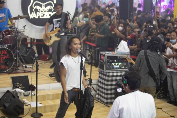 Tampil Energik, Slank Kejutkan Pengunjung Vape Fair 2022 - JPNN.COM