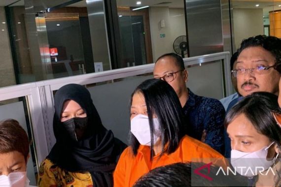 Momen Putri Candrawathi Berbaju Tahanan, Tangisan Pecah, Ada Pesan Mendalam - JPNN.COM