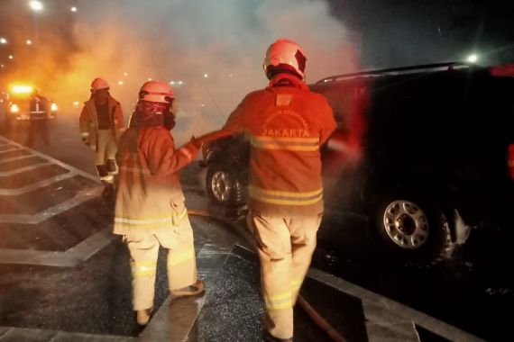 Mobil Terbakar di Tol JORR, Langsung Ditinggal Pemiliknya - JPNN.COM