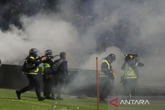 Bahaya Gas Air Mata yang Ditembakkan Polisi di Stadion Kanjuruhan - JPNN.COM