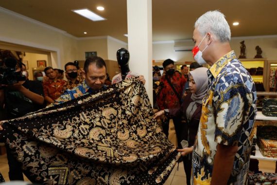 Promosikan Kampung Batik Kauman Solo, Ganjar: Ini Bagian Destinasi Wisata yang Sangat Bagus - JPNN.COM