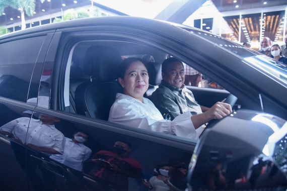 Menyetir Mobil Listrik dengan Berkeliling Gedung Parlemen, Puan: DPR Siap Terima Delegasi P20 - JPNN.COM
