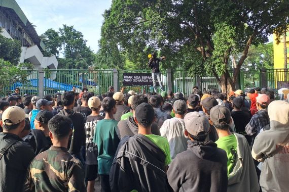 Duka Tragedi Kanjuruhan, Suporter Persipasi Gelar Aksi Kosongkan Tribune - JPNN.COM