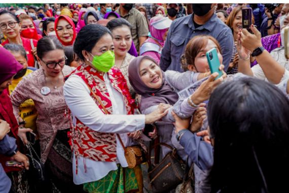 Turut Lestarikan Batik, Puan Hingga Irana Jokowi Ikuti Parade Kebaya di Solo - JPNN.COM