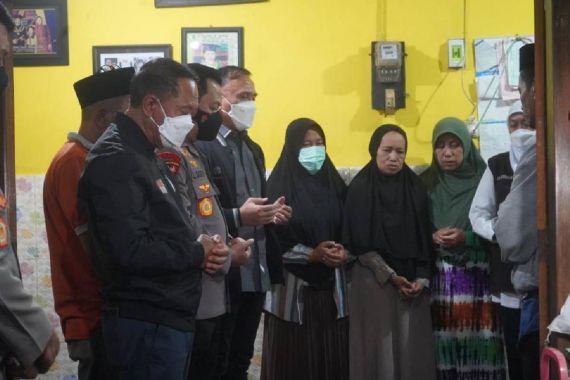 Menpora Amali Bersama Sang Jenderal Bertakziah ke Rumah Korban Tewas Tragedi Kanjuruhan - JPNN.COM