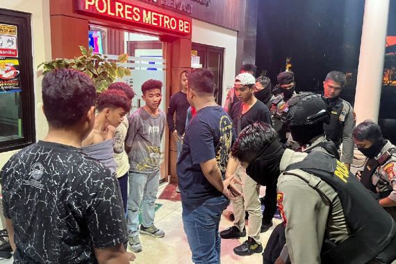 4 Anggota Geng Motor Bawa Senjata Tajam, Melawan Saat Ditangkap - JPNN.COM