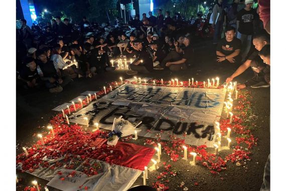 Ratusan Lilin dan Taburan Bunga, Jakmania Kirimkan Doa kepada Korban Tragedi Kanjuruhan - JPNN.COM