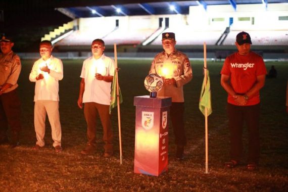 Warga Papua Menyalakan Lilin untuk Korban Tragedi Kanjuruhan - JPNN.COM
