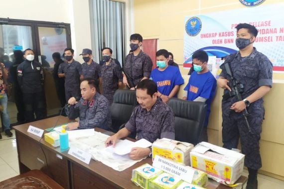 BNNP Sumsel Tangkap 2 Kurir, Sita 5 Kilogram Sabu-Sabu dari Malaysia - JPNN.COM