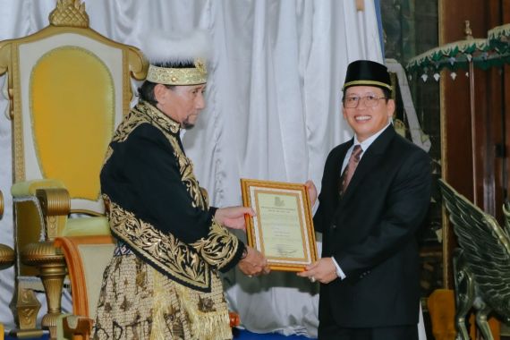 Dirut Pupuk Kaltim Dapat Gelar Kebangsawanan dari Kesultanan Kutai Kartanegara - JPNN.COM