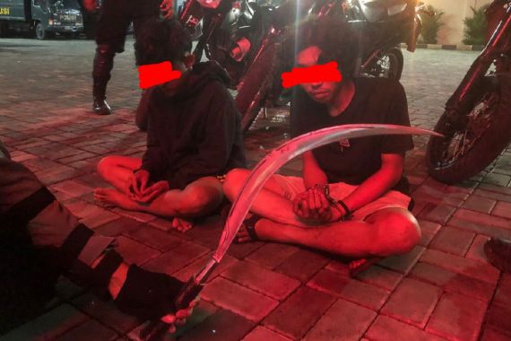 2 Pemuda Ini Ditangkap Polisi saat Bersembunyi di Kuburan, Membawa Celurit - JPNN.COM