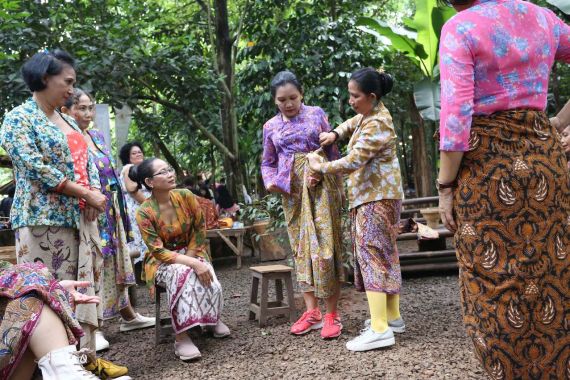 Hari Batik Nasional, Sapawastra Tampilkan Gaya Berbatik Kekinian - JPNN.COM