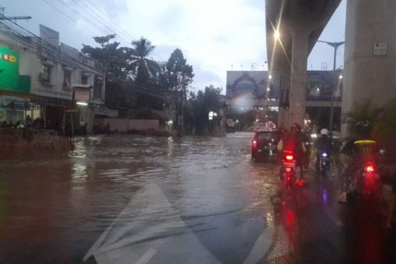 Hujan Deras, Sejumlah Ruas Jalan Protokol di Palembang Dikepung Banjir - JPNN.COM
