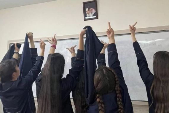 Siswi Iran Memberontak, Copot Hijab dan Acungkan Jari Tengah - JPNN.COM