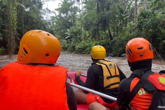 Bule Amerika Hilang Terseret Banjir Saat Rafting - JPNN.COM