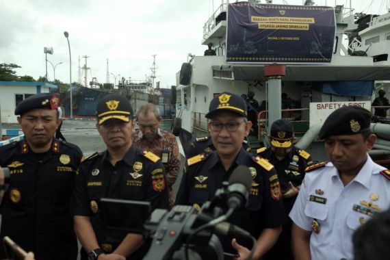 Bea Cukai Tangkap Kapal Tanker Pengangkut BBM Ilegal, Jumlahnya Wow - JPNN.COM