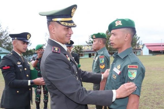 Jenderal Dudung Beri Penghargaan kepada 4 Prajurit Yonif 756/WMS - JPNN.COM